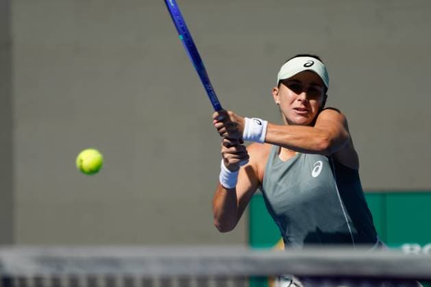 (250930) -- BEIJING, Sept. 30, 2025 -- Belinda Bencic hits a return during the women s singles fourth round match between Coco Gauff of the United States and Belinda Bencic of Switzerland at 2025 China Open tennis tournament in Beijing, China, Sept. 30, 2025. ) (SP)CHINA-BEIJING-TENNIS-CHINA OPEN-WOMEN S SINGLES-FOURTH ROUND(CN) XiexHan 