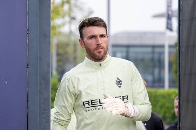 30 09 2025, Soccer 1 Bundesliga, Season 2025 2026, public training, Borussia Moenchengladbach at the training ground at Borussia Park Tobias Sippel Borussia Moenchengladbach, 21 comes onto the pitch Photo Kirchner Media Thomas Haesler Copyright: xKirchner-Media ThomasxHaeslerx