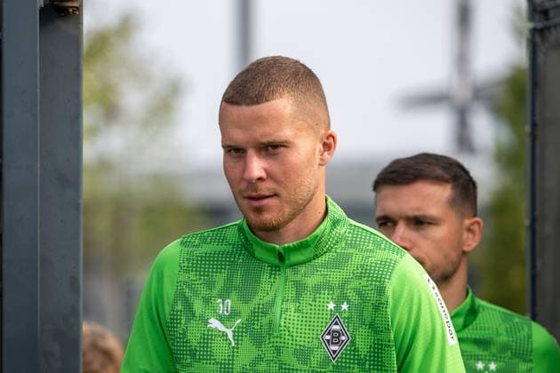30 09 2025, Soccer 1 Bundesliga, Season 2025 2026, public training, Borussia Moenchengladbach at the training ground at Borussia Park Nico Elvedi Borussia Moenchengladbach, 30 comes onto the pitch Photo Kirchner Media Thomas Haesler Copyright: xKirchner-Media ThomasxHaeslerx