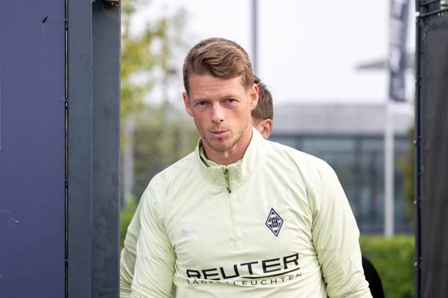 30 09 2025, Soccer 1 Bundesliga, Season 2025 2026, public training, Borussia Moenchengladbach at the training ground at Borussia Park Jonas Omlin Borussia Moenchengladbach 01 comes onto the pitch Photo Kirchner Media Thomas Haesler Copyright: xKirchner-Media ThomasxHaeslerx