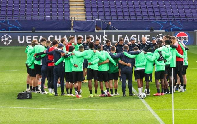 Union s head coach Sebastien Pocognoli talks to his players at the start of a training session of Belgian soccer team Royale Union Saint-Gilloise in Brussels, on Tuesday 30 September 2025. The team prepares for tomorrow s match against English team Newcastle United FC, on the second day of the League phase of the UEFA Champions League tournament. VIRGINIExLEFOUR  x135703360x