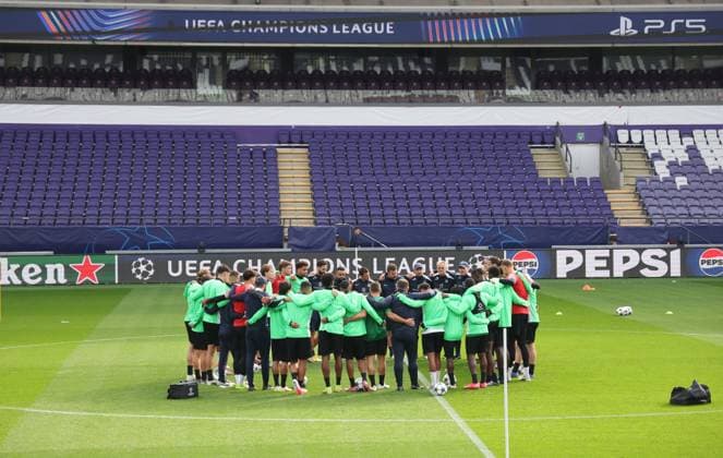 Union s head coach Sebastien Pocognoli talks to his players at the start of a training session of Belgian soccer team Royale Union Saint-Gilloise in Brussels, on Tuesday 30 September 2025. The team prepares for tomorrow s match against English team Newcastle United FC, on the second day of the League phase of the UEFA Champions League tournament. VIRGINIExLEFOUR  x135703361x