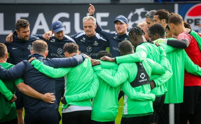 Union s head coach Sebastien Pocognoli talks to his players at the start of a training session of Belgian soccer team Royale Union Saint-Gilloise in Brussels, on Tuesday 30 September 2025. The team prepares for tomorrow s match against English team Newcastle United FC, on the second day of the League phase of the UEFA Champions League tournament. VIRGINIExLEFOUR  x135703567x