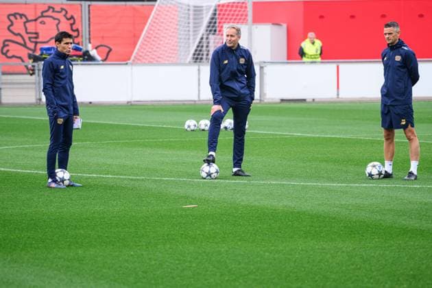 LEVERKUSEN, GERMANY - 30 SEPTEMBER, 2025: Sergi Runge, Kasper Hjulmand, Rogier Meijer - UEFA Champions League, MD-1, practice FC Bayer 04 Leverkusen at BayArena.  Copyright: xVITALIIxKLIUIEVx