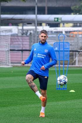 LEVERKUSEN, GERMANY - 30 SEPTEMBER, 2025: Robert Andrich - UEFA Champions League, MD-1, practice FC Bayer 04 Leverkusen at BayArena.  Copyright: xVITALIIxKLIUIEVx