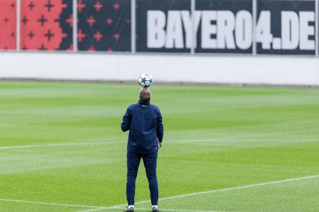 UEFA Champions League final training Bayer 04 Leverkusen 30 09 2025 Kasper Hjulmand head coach Bayer 04 Leverkusen before training alone with ball, balanced on his head UEFA Champions League final training Bayer 04 Leverkusen, Leverkusen, Ulrich Haberland Stadion on 30 09 2025 Copyright: xBEAUTIFULxSPORTS Wunderlx