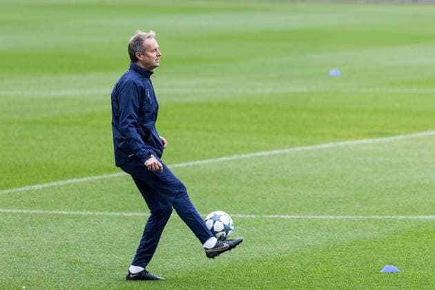 UEFA Champions League final training Bayer 04 Leverkusen 30 09 2025 Kasper Hjulmand head coach Bayer 04 Leverkusen before training alone with ball UEFA Champions League final training Bayer 04 Leverkusen, Leverkusen, Ulrich Haberland Stadion on 30 09 2025 Copyright: xBEAUTIFULxSPORTS Wunderlx