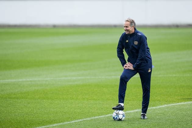 UEFA Champions League final training Bayer 04 Leverkusen 30 09 2025 Kasper Hjulmand head coach Bayer 04 Leverkusen before training alone with ball UEFA Champions League final training Bayer 04 Leverkusen, Leverkusen, Ulrich Haberland Stadion on 30 09 2025 Copyright: xBEAUTIFULxSPORTS Wunderlx