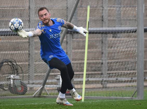30 09 2025, xophax, Football , Champions League Bayer Leverkusen Training before the match against PSV Eindhoven Goalkeeper Mark Flekken Bayer Leverkusen Leverkusen