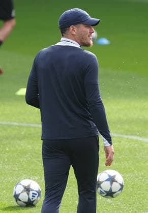 Union s head coach Sebastien Pocognoli pictured during a training session of Belgian soccer team Royale Union Saint-Gilloise in Brussels, on Tuesday 30 September 2025. The team prepares for tomorrow s match against English team Newcastle United FC, on the second day of the League phase of the UEFA Champions League tournament. VIRGINIExLEFOUR  x135704375x
