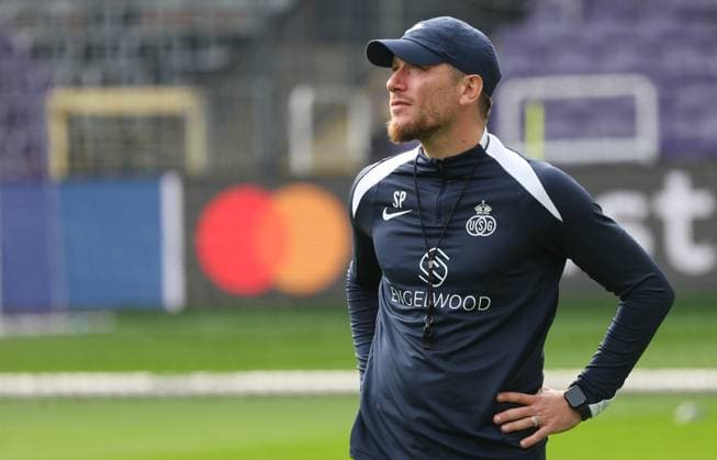 Union s head coach Sebastien Pocognoli pictured during a training session of Belgian soccer team Royale Union Saint-Gilloise in Brussels, on Tuesday 30 September 2025. The team prepares for tomorrow s match against English team Newcastle United FC, on the second day of the League phase of the UEFA Champions League tournament. VIRGINIExLEFOUR  x135704379x
