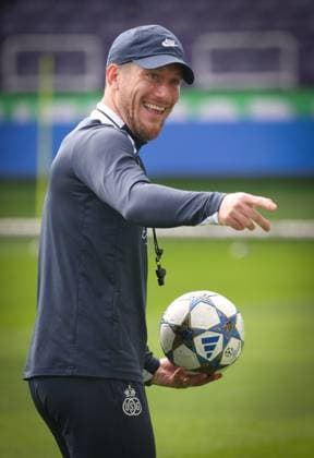 Union s head coach Sebastien Pocognoli pictured during a training session of Belgian soccer team Royale Union Saint-Gilloise in Brussels, on Tuesday 30 September 2025. The team prepares for tomorrow s match against English team Newcastle United FC, on the second day of the League phase of the UEFA Champions League tournament. VIRGINIExLEFOUR  x135704387x