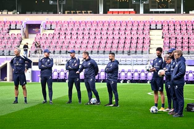 Royale Union Saint-Gilloise v Newcastle United - UEFA Champions League Media Activities 30 09 2025 BRUSSELS, BELGIUM - SEPTEMBER 30 : Pocognoli Sebastien head coach of Union Saint-Gilloise and coaching staff of Union Saint-Gilloise pictured during a training session ahead of the UEFA Champions League 2025 26 League Phase MD2 match between Royale Union Saint-Gilloise and Newcastle United on September 30, 2025 in Brussels, Belgium, 30 09 2025 Brussels Belgium  Copyright: xTomasxSiskx