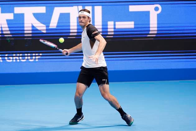 September 30, 2025, Tokyo, Japan: Taylor FRITZ (USA) returns a shot against Carlos ALCARAZ (ESP) during the Singles Final match of the Japan Open Tennis Championships at Ariake Colosseum in Tokyo. The tournament runs from September 22 to 30. Tokyo Japan - ZUMAm191 20250930_aap_m191_029 Copyright: xRodrigoxReyesxMarinx
