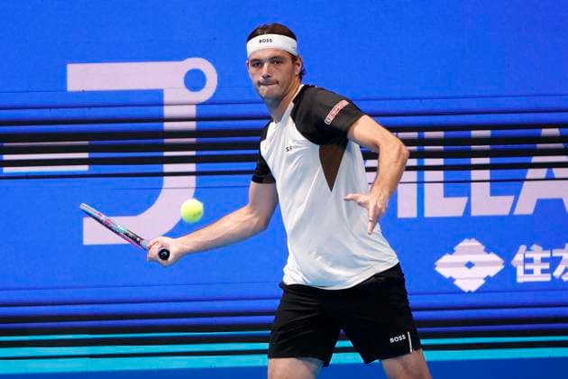 September 30, 2025, Tokyo, Japan: Taylor FRITZ (USA) returns a shot against Carlos ALCARAZ (ESP) during the Singles Final match of the Japan Open Tennis Championships at Ariake Colosseum in Tokyo. The tournament runs from September 22 to 30. Tokyo Japan - ZUMAm191 20250930_aap_m191_030 Copyright: xRodrigoxReyesxMarinx