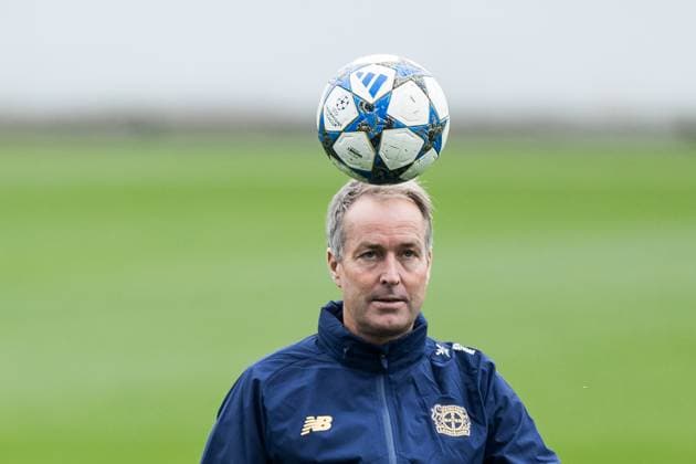 UEFA Champions League final training Bayer 04 Leverkusen 30 09 2025 Kasper Hjulmand head coach Bayer 04 Leverkusen before training alone with ball UEFA Champions League final training Bayer 04 Leverkusen, Leverkusen, Ulrich Haberland Stadion on 30 09 2025 Copyright: xBEAUTIFULxSPORTS Wunderlx