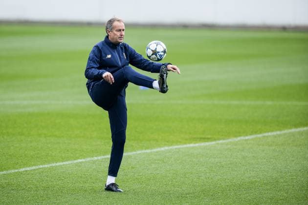 UEFA Champions League final training Bayer 04 Leverkusen 30 09 2025 Kasper Hjulmand head coach Bayer 04 Leverkusen before training alone with ball UEFA Champions League final training Bayer 04 Leverkusen, Leverkusen, Ulrich Haberland Stadion on 30 09 2025 Copyright: xBEAUTIFULxSPORTS Wunderlx