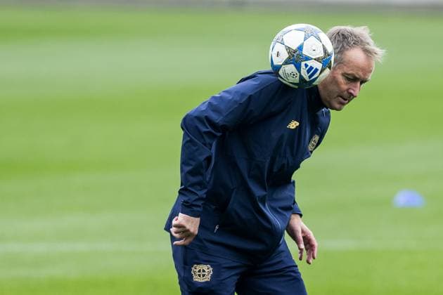UEFA Champions League final training Bayer 04 Leverkusen 30 09 2025 Kasper Hjulmand head coach Bayer 04 Leverkusen alone with ball before training, lets it roll over his shoulder UEFA Champions League final training Bayer 04 Leverkusen, Leverkusen, Ulrich Haberland Stadium on 30 09 2025 Copyright: xBEAUTIFULxSPORTS Wunderlx
