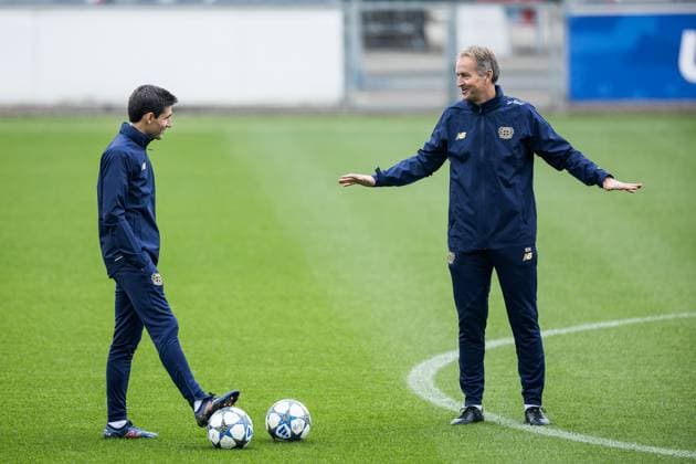UEFA Champions League final training Bayer 04 Leverkusen 30 09 2025 Sergi Runge Co Coach Bayer 04 Leverkusen and Kasper Hjulmand Head Coach Bayer 04 Leverkusen UEFA Champions League final training Bayer 04 Leverkusen, Leverkusen, Ulrich Haberland Stadium on 30 09 2025 Copyright: xBEAUTIFULxSPORTS Wunderlx