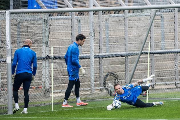 UEFA Champions League final training Bayer 04 Leverkusen 30 09 2025 Mark Flekken Bayer 04 Leverkusen, 1 rushes after a ball UEFA Champions League final training Bayer 04 Leverkusen, Leverkusen, Ulrich Haberland Stadion on 30 09 2025 Copyright: xBEAUTIFULxSPORTS Wunderlx