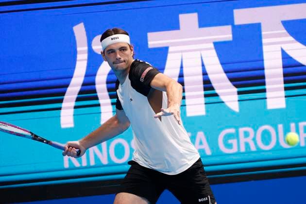 September 30, 2025, Tokyo, Japan: Taylor FRITZ (USA) returns a shot against Carlos ALCARAZ (ESP) during the Singles Final match of the Japan Open Tennis Championships at Ariake Colosseum in Tokyo. The tournament runs from September 22 to 30. Tokyo Japan - ZUMAm191 20250930_aap_m191_031 Copyright: xRodrigoxReyesxMarinx