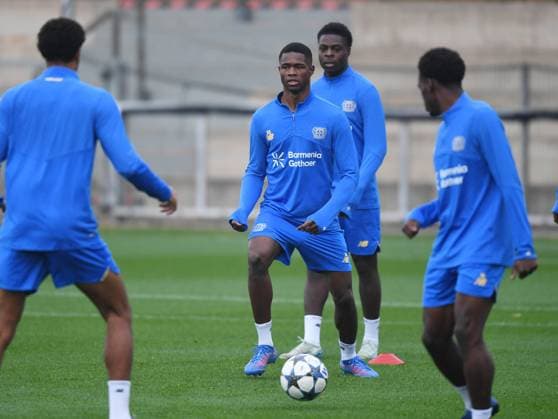 30 09 2025, xophax, Football , Champions League Bayer Leverkusen training before the match against PSV Eindhoven Christian Kofane , center Bayer 04 Leverkusen