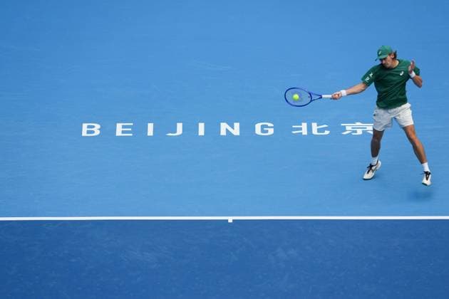 (250930) -- BEIJING, Sept. 30, 2025 -- Alex De Minaur hits a return during the men s singles semifinal match between Jannik Sinner of Italy and Alex De Minaur of Australia at 2025 China Open tennis tournament in Beijing, China, Sept. 30, 2025. ) (SP)CHINA-BEIJING-TENNIS-CHINA OPEN-MEN S SINGLES-SEMIFINALS (CN) NaxYuqi 