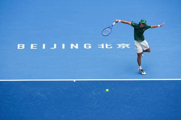 (250930) -- BEIJING, Sept. 30, 2025 -- Alex De Minaur hits a return during the men s singles semifinal match between Jannik Sinner of Italy and Alex De Minaur of Australia at 2025 China Open tennis tournament in Beijing, China, Sept. 30, 2025. ) (SP)CHINA-BEIJING-TENNIS-CHINA OPEN-MEN S SINGLES-SEMIFINALS (CN) NaxYuqi 