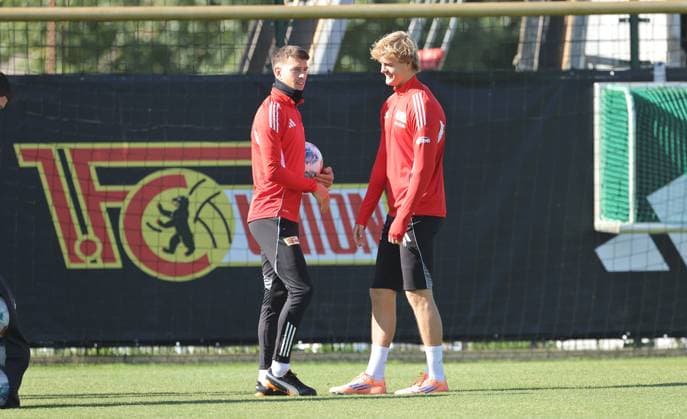 Janik Haberer talks to Tom Rothe Sport Football Soccer Training 1 Bundesliga Men DFL Season 2025 2026 30 09 2025 1 FC Union Berlin FCU DFL regulations prohibit any use of photographs as image sequences and or quasi video