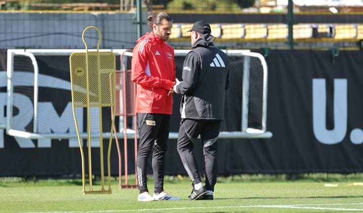 Coach Steffen Baumgart talks to Christopher Trimmel Sport Football Soccer Training 1 Bundesliga Men DFL Season 2025 2026 30 09 2025 1 FC Union Berlin FCU DFL regulations prohibit any use of photographs as image sequences and or quasi video