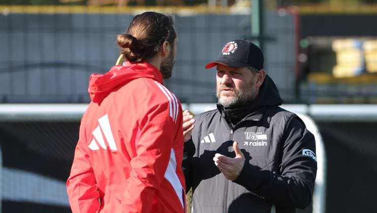 Coach Steffen Baumgart talks to Christopher Trimmel Sport Football Soccer Training 1 Bundesliga Men DFL Season 2025 2026 30 09 2025 1 FC Union Berlin FCU DFL regulations prohibit any use of photographs as image sequences and or quasi video