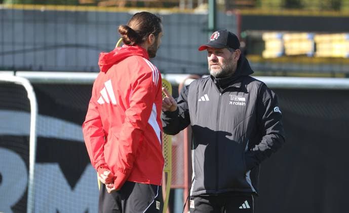 Coach Steffen Baumgart talks to Christopher Trimmel Sport Football Soccer Training 1 Bundesliga Men DFL Season 2025 2026 30 09 2025 1 FC Union Berlin FCU DFL regulations prohibit any use of photographs as image sequences and or quasi video