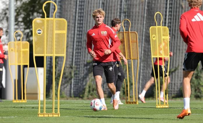 Tom Rothe on the ball single image cropping action sport soccer soccer training 1 Bundesliga men DFL season 2025 2026 30 09 2025 1 FC Union Berlin FCU DFL regulations prohibit any use of photographs as image sequences and or quasi video