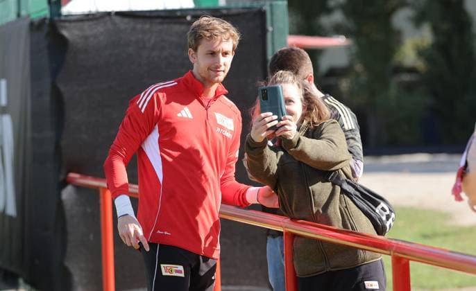 Goalkeeper Frederik Rönnow takes a selfie Sport Football Soccer Training 1 Bundesliga Men DFL Season 2025 2026 30 09 2025 1 FC Union Berlin FCU DFL regulations prohibit any use of photographs as image sequences and or quasi video