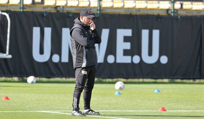Coach Steffen Baumgart single image cropping action sport soccer soccer training 1 Bundesliga men DFL season 2025 2026 30 09 2025 1 FC Union Berlin FCU DFL regulations prohibit any use of photographs as image sequences and or quasi video