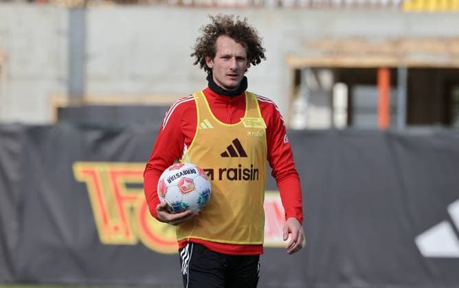 Alex Kral action upper body sport soccer soccer training 1 Bundesliga men DFL season 2025 2026 30 09 2025 1 FC Union Berlin FCU DFL regulations prohibit any use of photographs as image sequences and or quasi video