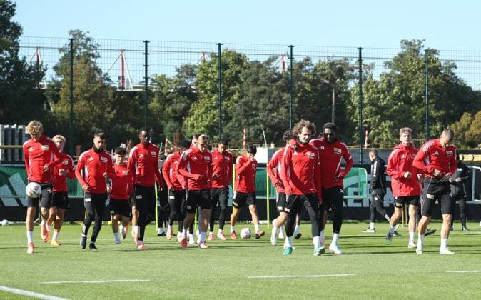 Union Mannschaft beim Warmlaufen Sport Fußball Fußball Training 1 Bundesliga Herren DFL Saison 2025 2026 30 09 2025 1 FC Union Berlin FCU DFL regulations prohibit any use of photographs as image sequences and or quasi video