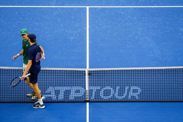 (250930) -- BEIJING, Sept. 30, 2025 -- Jannik Sinner (front) greets Alex De Minaur after the men s singles semifinal match between Jannik Sinner of Italy and Alex De Minaur of Australia at 2025 China Open tennis tournament in Beijing, China, Sept. 30, 2025. ) (SP)CHINA-BEIJING-TENNIS-CHINA OPEN-MEN S SINGLES-SEMIFINALS (CN) NaxYuqi 
