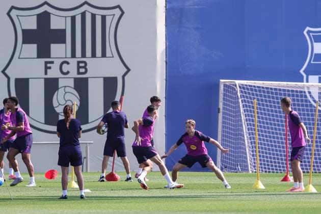 September 30, 2025, Sant Joan Despi, Barcelona, SPAIN: Frenkie de Jong during the training day of FC Barcelona, Barca ahead UEFA Champions League 2025 26, football match against Paris Saint Germain at Ciudad Esportiva Joan Gamper on September 30, 2025 in Sant Joan Despi, Barcelona, Spain. Sant Joan Despi SPAIN - ZUMAa181 20250930_zaa_a181_001 Copyright: xJavierxBorregox