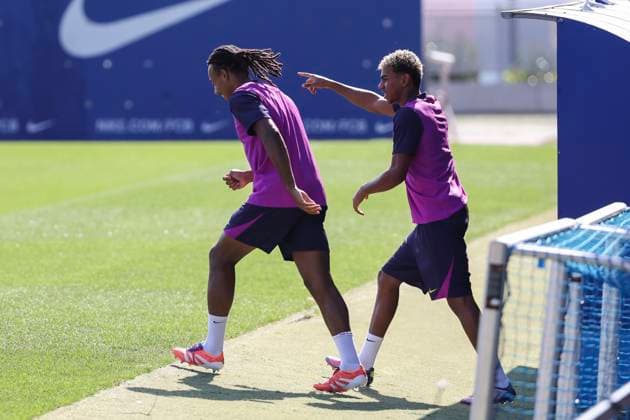 September 30, 2025, Sant Joan Despi, Barcelona, SPAIN: Lamine Yamal and Jules Kounde during the training day of FC Barcelona, Barca ahead UEFA Champions League 2025 26, football match against Paris Saint Germain at Ciudad Esportiva Joan Gamper on September 30, 2025 in Sant Joan Despi, Barcelona, Spain. Sant Joan Despi SPAIN - ZUMAa181 20250930_zaa_a181_005 Copyright: xJavierxBorregox