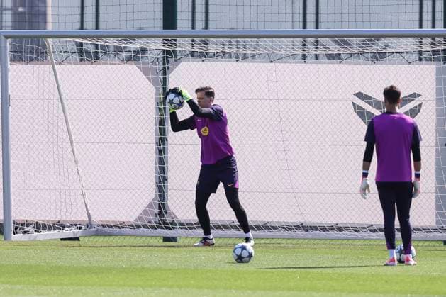 September 30, 2025, Sant Joan Despi, Barcelona, SPAIN: Wojciech Szczesny during the training day of FC Barcelona, Barca ahead UEFA Champions League 2025 26, football match against Paris Saint Germain at Ciudad Esportiva Joan Gamper on September 30, 2025 in Sant Joan Despi, Barcelona, Spain. Sant Joan Despi SPAIN - ZUMAa181 20250930_zaa_a181_008 Copyright: xJavierxBorregox