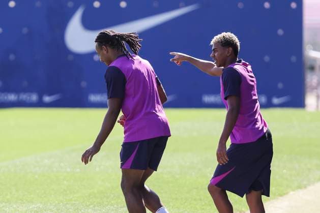 September 30, 2025, Sant Joan Despi, Barcelona, SPAIN: Lamine Yamal and Jules Kounde during the training day of FC Barcelona, Barca ahead UEFA Champions League 2025 26, football match against Paris Saint Germain at Ciudad Esportiva Joan Gamper on September 30, 2025 in Sant Joan Despi, Barcelona, Spain. Sant Joan Despi SPAIN - ZUMAa181 20250930_zaa_a181_016 Copyright: xJavierxBorregox
