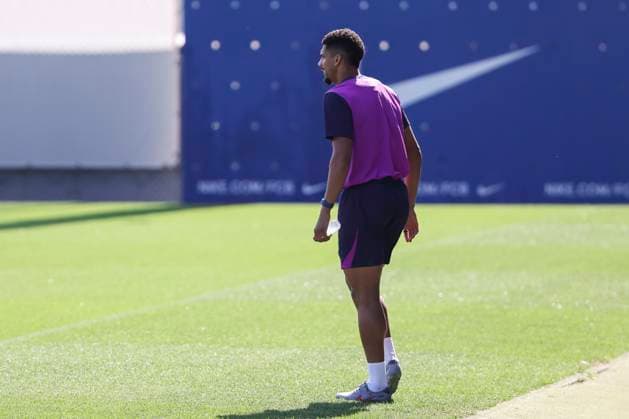 September 30, 2025, Sant Joan Despi, Barcelona, SPAIN: Ronald Araujo during the training day of FC Barcelona, Barca ahead UEFA Champions League 2025 26, football match against Paris Saint Germain at Ciudad Esportiva Joan Gamper on September 30, 2025 in Sant Joan Despi, Barcelona, Spain. Sant Joan Despi SPAIN - ZUMAa181 20250930_zaa_a181_017 Copyright: xJavierxBorregox