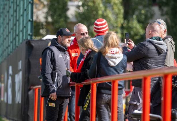 Soccer, Men, Season 2025 2026, 1 Bundesliga, 1 FC Union Berlin, Training, Coach Steffen Baumgart 1 FC Union Berlin and fans, 30 09 2025, Copyright: xMatthiasxKochx