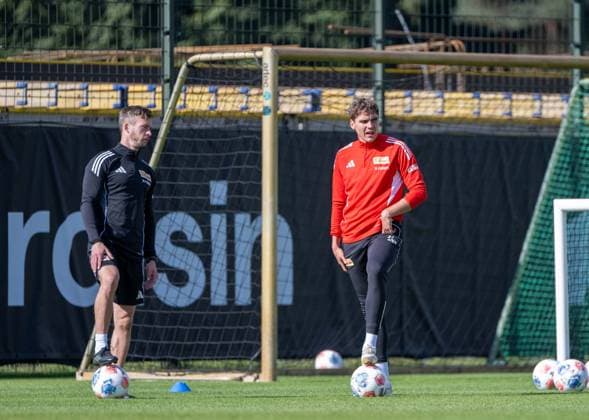 Soccer, men, season 2025 2026, 1 Bundesliga, 1 FC Union Berlin, training, f l rehab coach Johannes Thienel 1 FC Union , Robert Skov 1 FC Union Berlin , 30 09 2025, Copyright: xMatthiasxKochx
