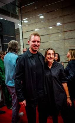 29.09.2025 xESx Frankfurt am Main, Gibson-Club Premiere Dokumentarfilm Es gibt nur ein Rudi Völler Bild zeigt: Bundestrainer Julian Nagelsmann mit seiner Partnerin Lena Wurzenberger *** 29 09 2025 xESx Frankfurt am Main, Gibson Club Premiere documentary film There is only one Rudi Völler Picture shows national coach Julian Nagelsmann with his partner Lena Wurzenberger