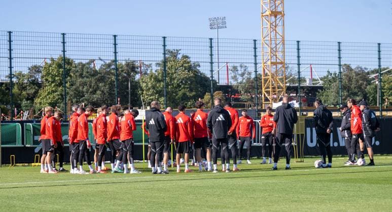 Soccer, Men, Season 2025 2026, 1 Bundesliga, 1 FC Union Berlin, Training, Speech Coach Steffen Baumgart 3 v r , 1 FC Union Berlin , 30 09 2025, Copyright: xMatthiasxKochx
