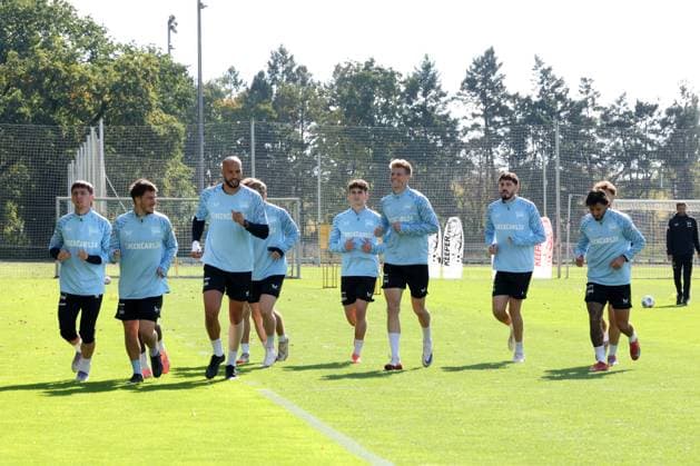 DEU, DFL, 2 FBL Hertha BSC, Training, 30 09 2025, Sportforum, Berlin, DEU, DFL, 2 FBL Hertha BSC, Training, im Bild warm up, Aufwaermtraining, Hertha Spielerkreis DFL regulations prohibit any use of Photographs as image sequences and or quasi video nordphotoxGmbHx xEngler nph00076