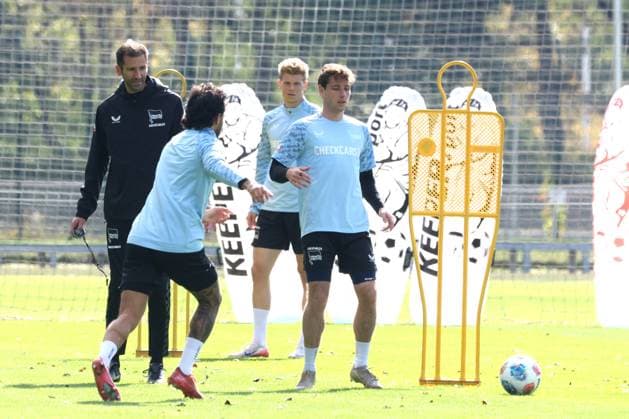 DEU, DFL, 2 FBL Hertha BSC, Training, 30 09 2025, Sportforum, Berlin, DEU, DFL, 2 FBL Hertha BSC, Training, im Bild Leon Jensen Hertha BSC Berlin 5 , Kevin Sessa Hertha BSC Berlin 8 , Luca Schuler Hertha BSC Berlin 18 , Co Trainer Andre Mijatovic Hertha BSC Berlin DFL regulations prohibit any use of Photographs as image sequences and or quasi video nordphotoxGmbHx xEngler nph00076