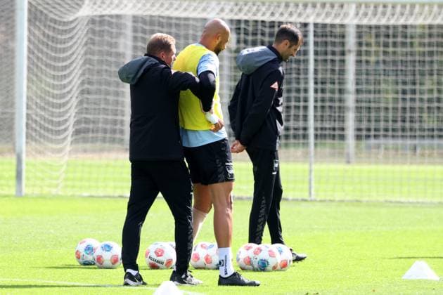 DEU, DFL, 2 FBL Hertha BSC, Training, 30 09 2025, Sportforum, Berlin, DEU, DFL, 2 FBL Hertha BSC, Training, im Bild John Anthony Brooks Hertha BSC Berlin 25 , Juergen Lange Therapeut Hertha BSC , Co Trainer Andre Mijatovic Hertha BSC Berlin DFL regulations prohibit any use of Photographs as image sequences and or quasi video nordphotoxGmbHx xEngler nph00076